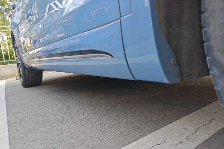 Used Hongqi HS5 2023 2.0T Four-Wheel Drive Flagship Pro Edition Right Side Sill