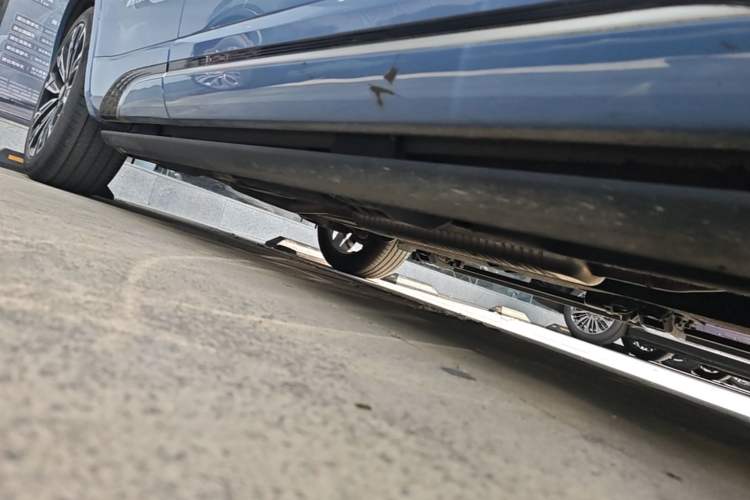 Used Hongqi HS5 2023 2.0T Four-Wheel Drive Flagship Pro Edition Right Side Sill