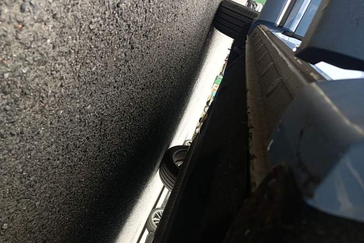 Used Hongqi HS5 2023 2.0T Four-Wheel Drive Flagship Pro Edition Right Side Sill