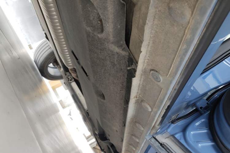 Used Hongqi HS5 2023 2.0T Four-Wheel Drive Flagship Pro Edition Right Side Sill