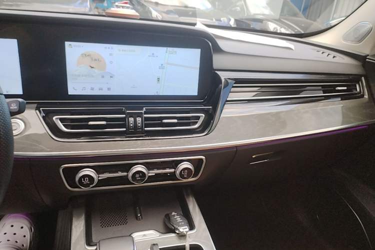 Used Hongqi HS5 2023 2.0T Four-Wheel Drive Flagship Pro Edition Audio And AC Panel