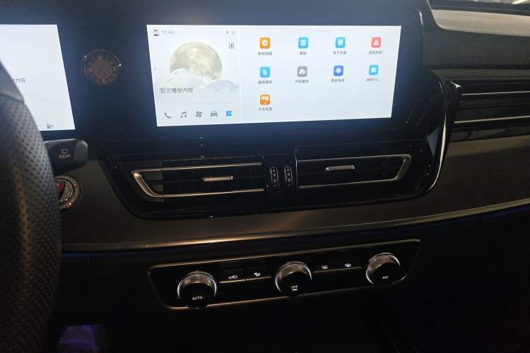 Used Hongqi HS5 2023 2.0T Qixiang Pro Edition Audio And AC Panel