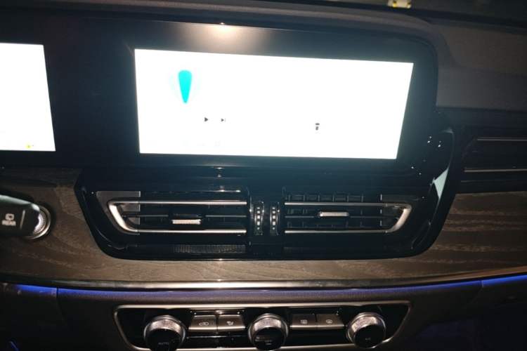 Used Hongqi HS5 2023 2.0T Four-Wheel Drive Flagship Pro Edition Audio And AC Panel