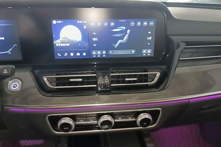 Used Hongqi HS5 2023 2.0T Four-Wheel Drive Flagship Pro Edition Audio And AC Panel
