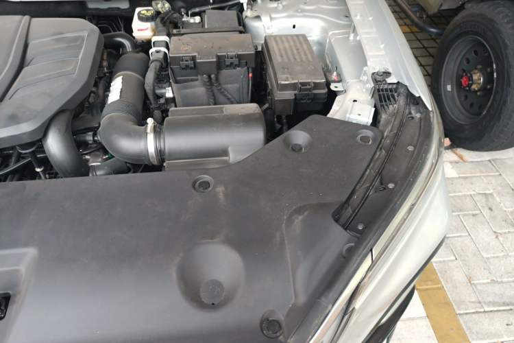 Used Hongqi HS5 2023 2.0T Qixiang Pro Edition Engine Bay Left