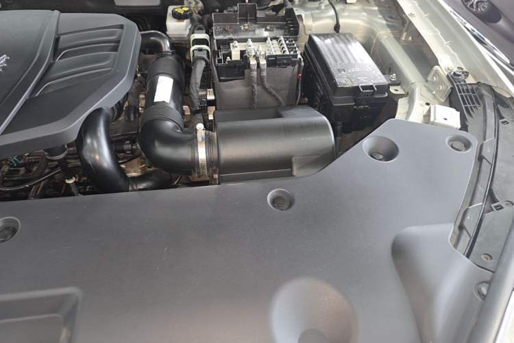Used Hongqi HS5 2023 2.0T Four-Wheel Drive Flagship Pro Edition Engine Bay Left