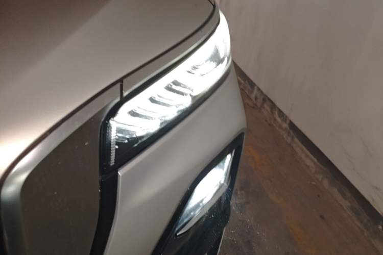 Used Hongqi HS5 2023 2.0T Four-Wheel Drive Flagship Pro Edition Left Front Headlight
