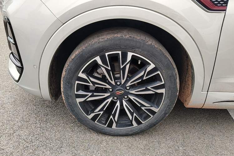 Used Hongqi HS5 2023 2.0T Four-Wheel Drive Flagship Pro Edition Left Front Wheel Hub