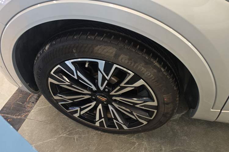 Used Hongqi HS5 2023 2.0T Four-Wheel Drive Flagship Pro Edition Left Front Wheel Hub