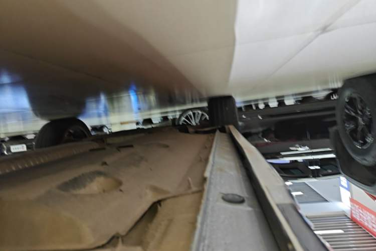 Used Hongqi HS5 2023 2.0T Four-Wheel Drive Flagship Pro Edition Left Side Sill