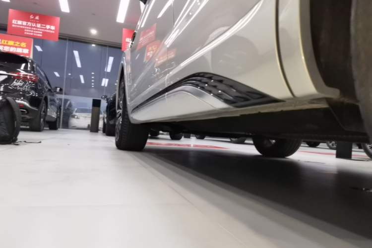 Used Hongqi HS5 2023 2.0T Four-Wheel Drive Flagship Pro Edition Left Side Sill
