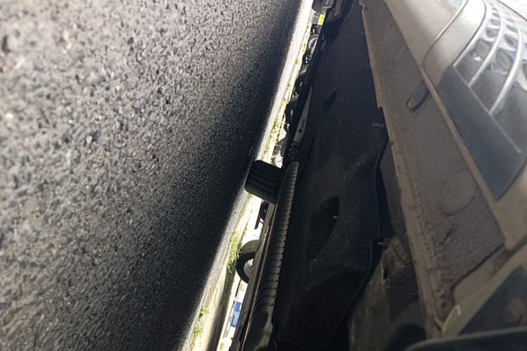 Used Hongqi HS5 2023 2.0T Four-Wheel Drive Flagship Pro Edition Left Side Sill