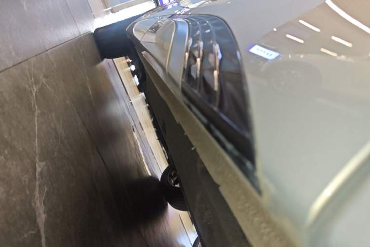 Used Hongqi HS5 2023 2.0T Four-Wheel Drive Flagship Pro Edition Left Side Sill