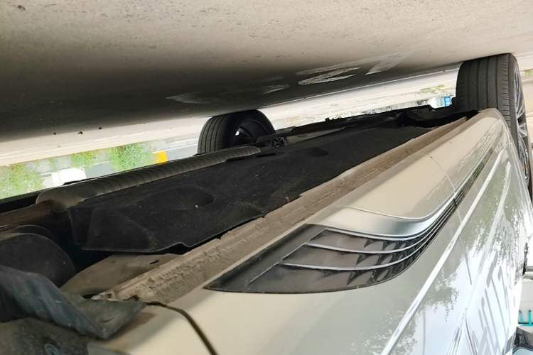Used Hongqi HS5 2023 2.0T Four-Wheel Drive Flagship Pro Edition Left Side Sill