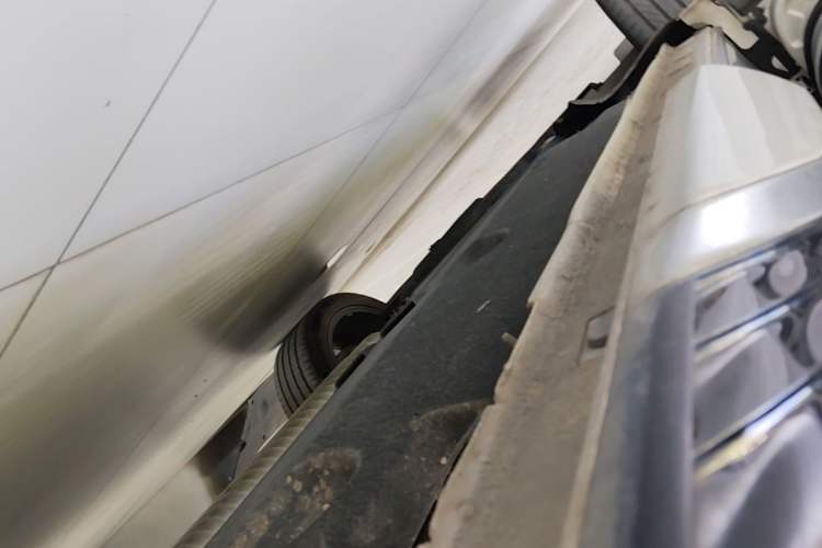 Used Hongqi HS5 2023 2.0T Four-Wheel Drive Flagship Pro Edition Left Side Sill