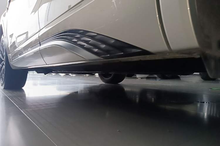 Used Hongqi HS5 2023 2.0T Four-Wheel Drive Flagship Pro Edition Left Side Sill