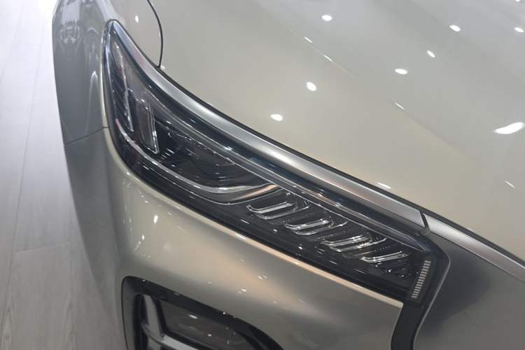 Used Hongqi HS5 2023 2.0T Four-Wheel Drive Flagship Pro Edition Right Front Headlight