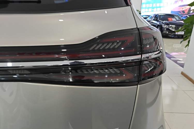 Used Hongqi HS5 2023 2.0T Four-Wheel Drive Flagship Pro Edition Right Rear Taillight