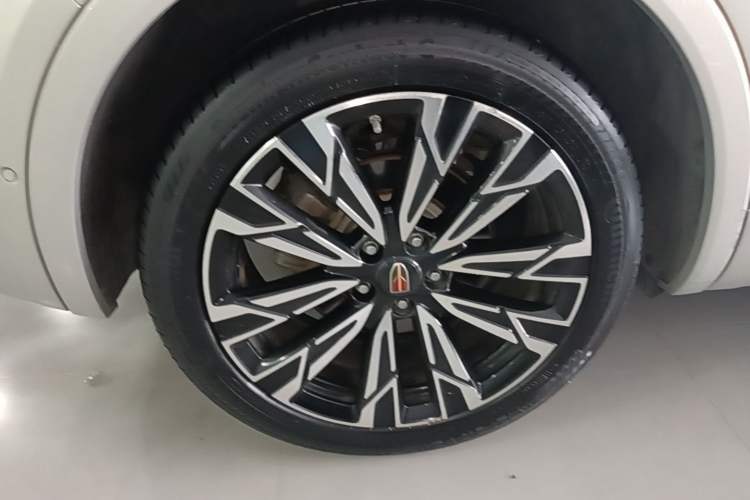 Used Hongqi HS5 2023 2.0T Four-Wheel Drive Flagship Pro Edition Right Rear Wheel Hub