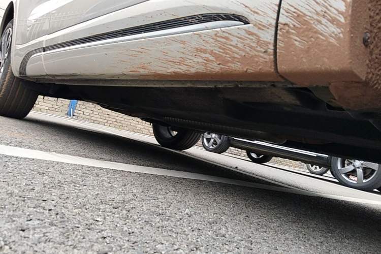 Used Hongqi HS5 2023 2.0T Four-Wheel Drive Flagship Pro Edition Right Side Sill