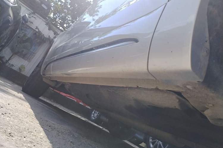 Used Hongqi HS5 2023 2.0T Four-Wheel Drive Flagship Pro Edition Right Side Sill