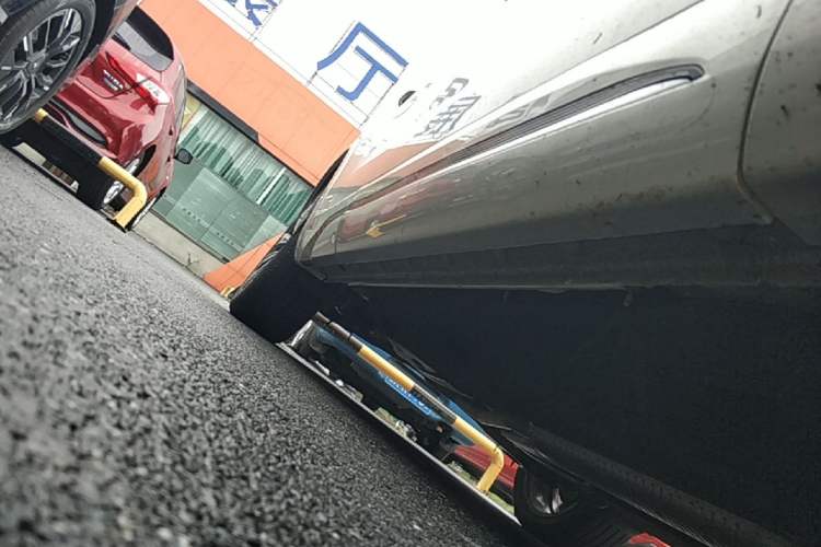 Used Hongqi HS5 2023 2.0T Four-Wheel Drive Flagship Pro Edition Right Side Sill