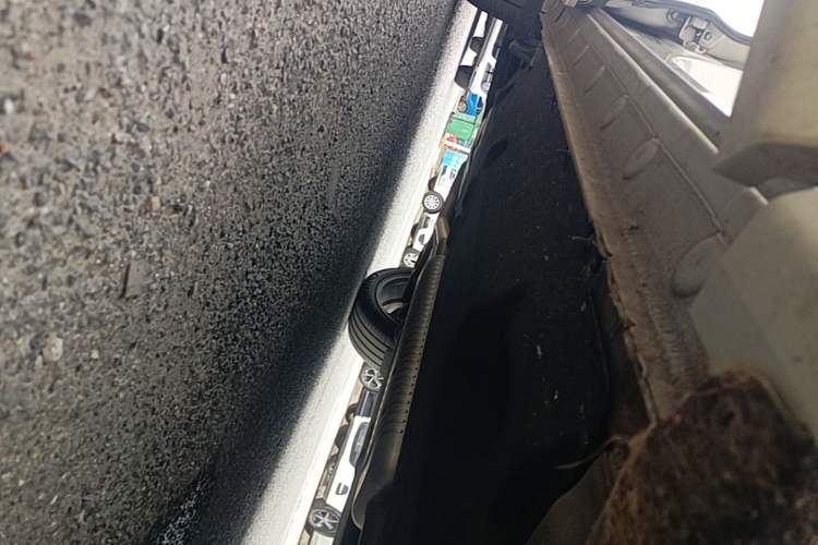 Used Hongqi HS5 2023 2.0T Four-Wheel Drive Flagship Pro Edition Right Side Sill