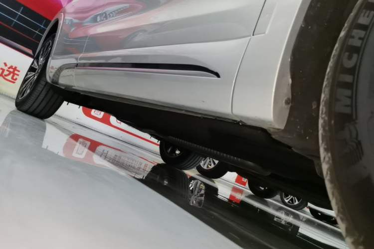 Used Hongqi HS5 2023 2.0T Four-Wheel Drive Flagship Pro Edition Right Side Sill
