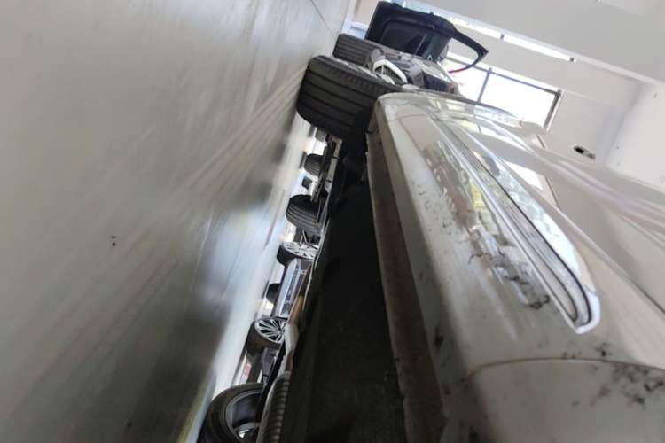 Used Hongqi HS5 2023 2.0T Four-Wheel Drive Flagship Pro Edition Right Side Sill