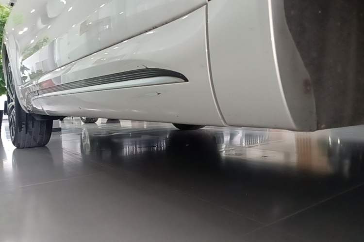 Used Hongqi HS5 2023 2.0T Four-Wheel Drive Flagship Pro Edition Right Side Sill
