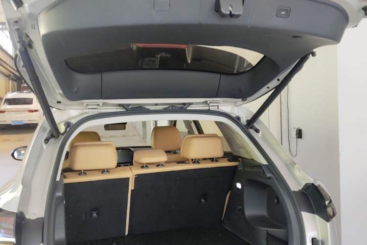 Used Hongqi HS5 2023 2.0T Four-Wheel Drive Flagship Pro Edition Trunk