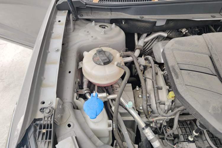 Used Hongqi HS5 2023 2.0T Qixiang Pro Edition Engine Bay Right