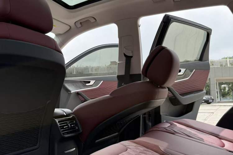 Used Hongqi HS5 2023 2.0T Four-Wheel Drive Flagship Pro Edition Interior 2