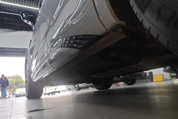 Used Hongqi HS5 2023 2.0T Four-Wheel Drive Flagship Pro Edition Left Side Sill