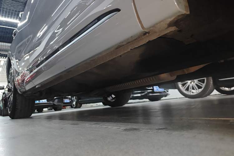 Used Hongqi HS5 2023 2.0T Four-Wheel Drive Flagship Pro Edition Right Side Sill