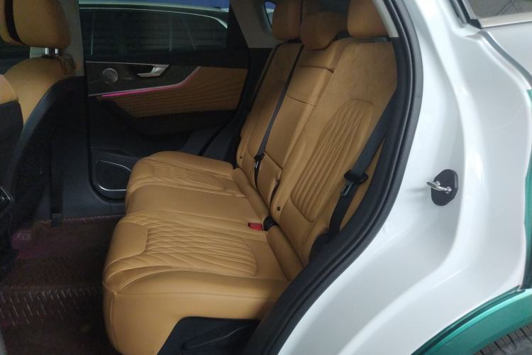 Used Hongqi HS5 2023 2.0T Four-Wheel Drive Flagship Pro Edition Interior 4
