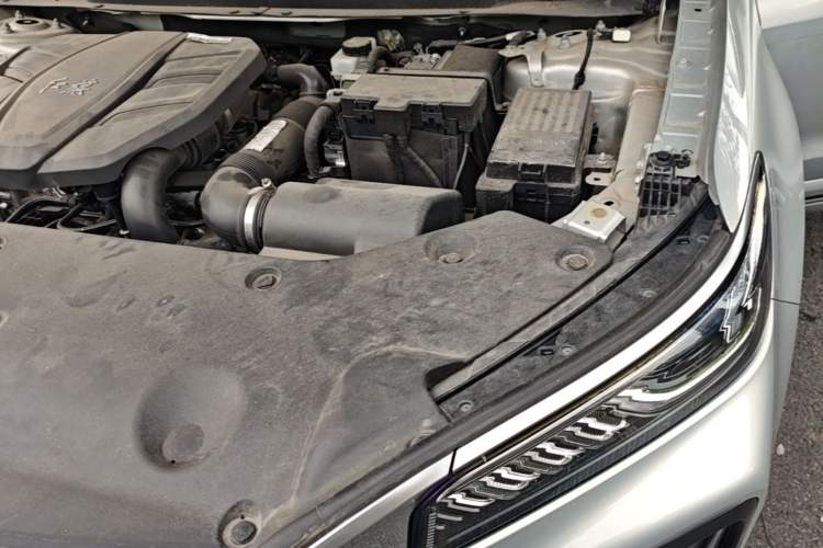Used Hongqi HS5 2023 2.0T Four-Wheel Drive Flagship Pro Edition Engine Bay Left