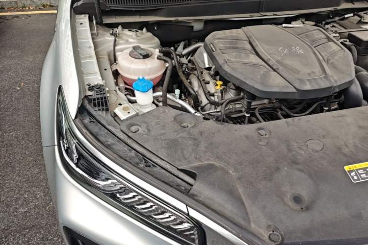 Used Hongqi HS5 2023 2.0T Four-Wheel Drive Flagship Pro Edition Engine Bay Right