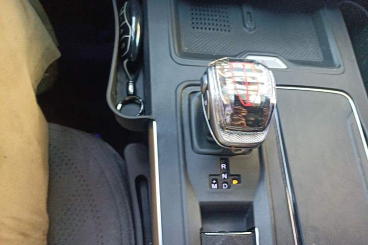 Used Hongqi HS5 2023 2.0T Qixiang Pro Edition Gear Lever