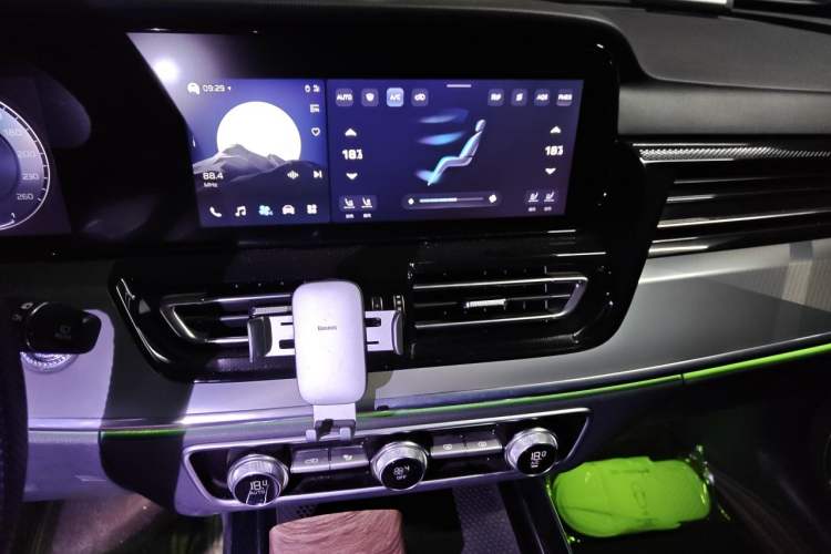 Used Hongqi HS5 2023 2.0T Qixiang Pro Edition Audio And AC Panel