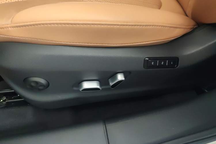 Used Hongqi HS5 2023 2.0T Four-Wheel Drive Flagship Pro Edition Interior 6