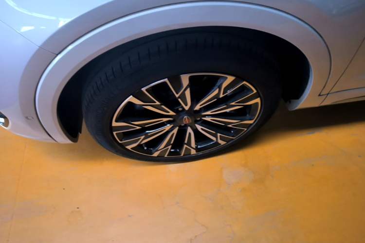 Used Hongqi HS5 2023 2.0T Four-Wheel Drive Flagship Pro Edition Left Front Wheel Hub