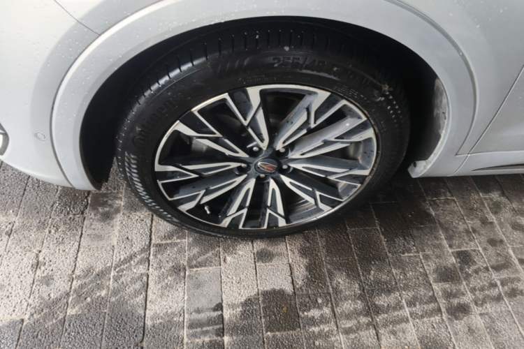 Used Hongqi HS5 2023 2.0T Four-Wheel Drive Flagship Pro Edition Left Front Wheel Hub