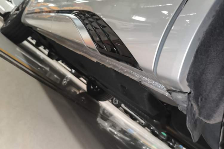 Used Hongqi HS5 2023 2.0T Four-Wheel Drive Flagship Pro Edition Left Side Sill