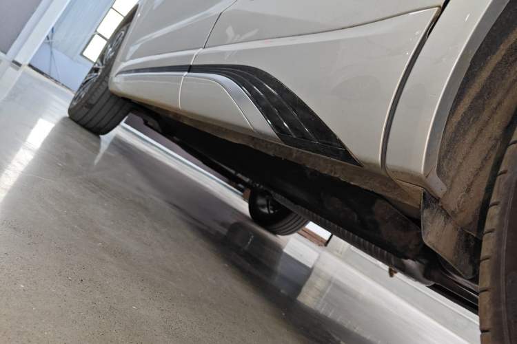 Used Hongqi HS5 2023 2.0T Four-Wheel Drive Flagship Pro Edition Left Side Sill