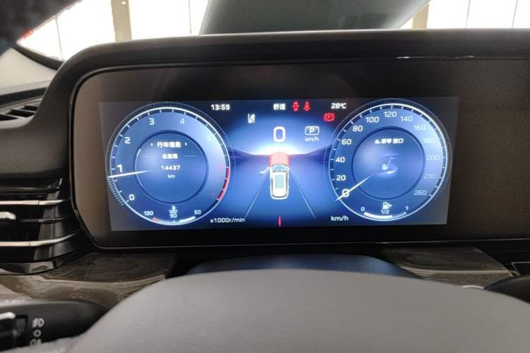 Used Hongqi HS5 2023 2.0T Four-Wheel Drive Flagship Pro Edition Odometer Close Up