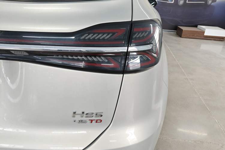 Used Hongqi HS5 2023 2.0T Four-Wheel Drive Flagship Pro Edition Right Rear Taillight
