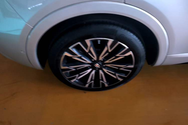 Used Hongqi HS5 2023 2.0T Four-Wheel Drive Flagship Pro Edition Right Rear Wheel Hub