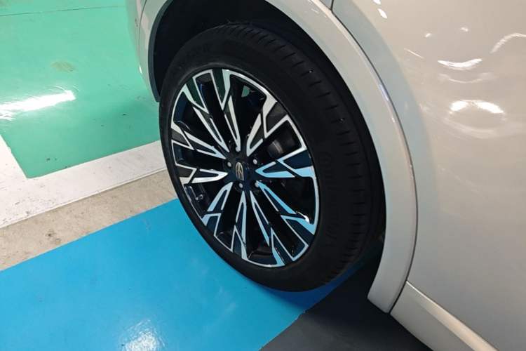 Used Hongqi HS5 2023 2.0T Four-Wheel Drive Flagship Pro Edition Right Rear Wheel Hub