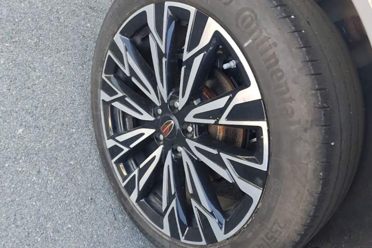 Used Hongqi HS5 2023 2.0T Four-Wheel Drive Flagship Pro Edition Right Rear Wheel Hub